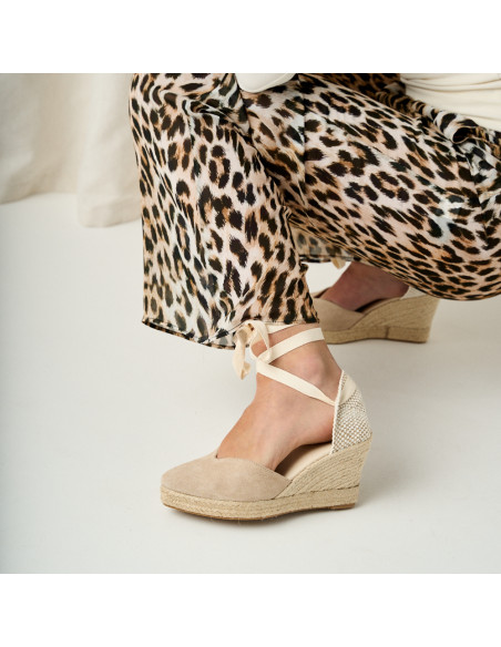 Espadrilha com cunha Elba de couro em bege, vista lateral, close-up da espadrilha amarrada - MONPIEL Espadrilha com cunha Elba de couro em bege, vista lateral, close-up da espadrilha amarrada - MONPIEL