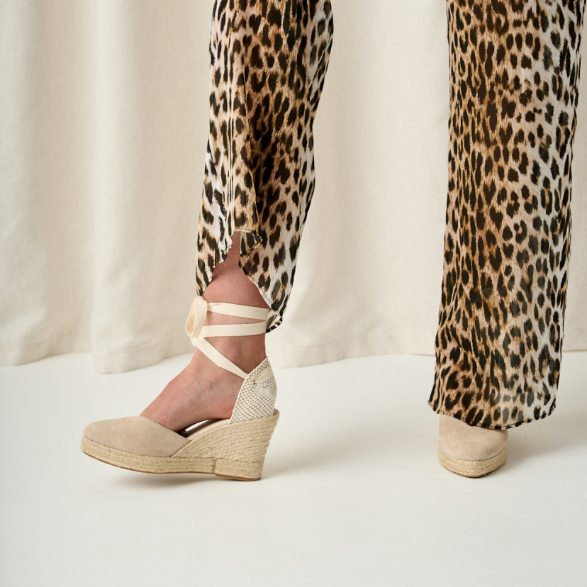 Espadrilha com cunha Elba de couro em bege, vista lateral, calça levantada - MONPIEL