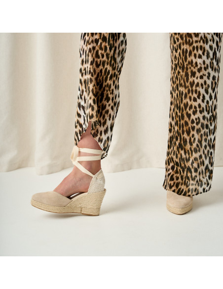 Espadrilha com cunha Elba de couro em bege, vista lateral, calça levantada - MONPIEL Espadrilha com cunha Elba de couro em bege, vista lateral, calça levantada - MONPIEL