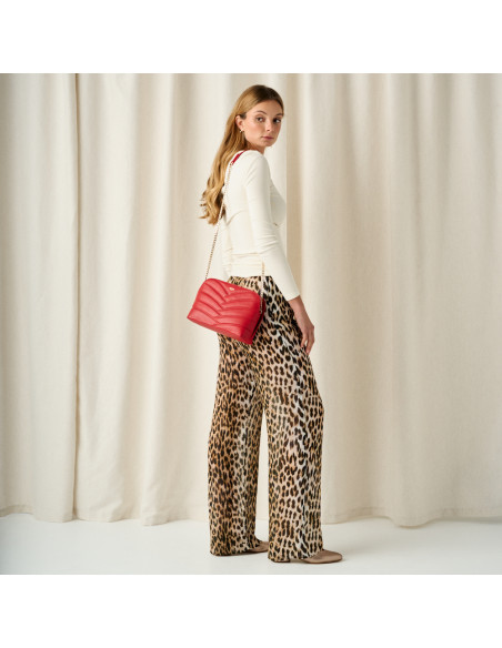 Bolsa acolchoada de couro com corrente dourada na cor vinho, pendurada no ombro, plano geral do modelo - MONPIEL Bolsa acolchoada de couro com corrente dourada na cor vinho, pendurada no ombro, plano geral do modelo - MONPIEL