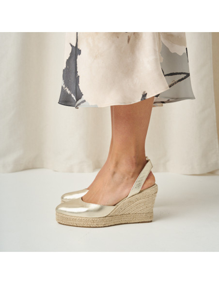 Platinum-colored leather wedge espadrille, side view, close-up - MONPIEL Platinum-colored leather wedge espadrille, side view, close-up - MONPIEL