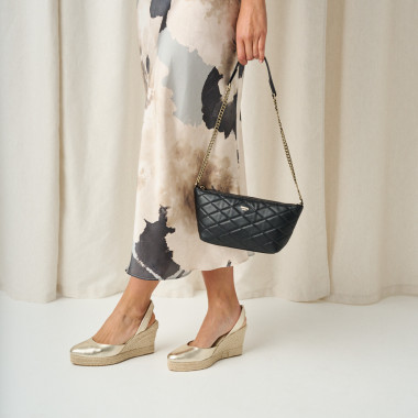 Espadrille à talon compensé en cuir nude, vue de profil avec une colonne en arrière-plan - MONPIEL 2