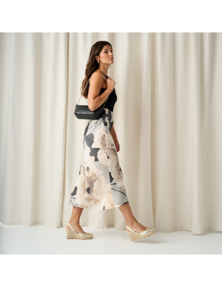 Platinum-colored leather wedge espadrille with a profile view of steps, wide shot, with a bag over the shoulder - MONPIEL Platinum-colored leather wedge espadrille with a profile view of steps, wide shot, with a bag over the shoulder - MONPIEL
