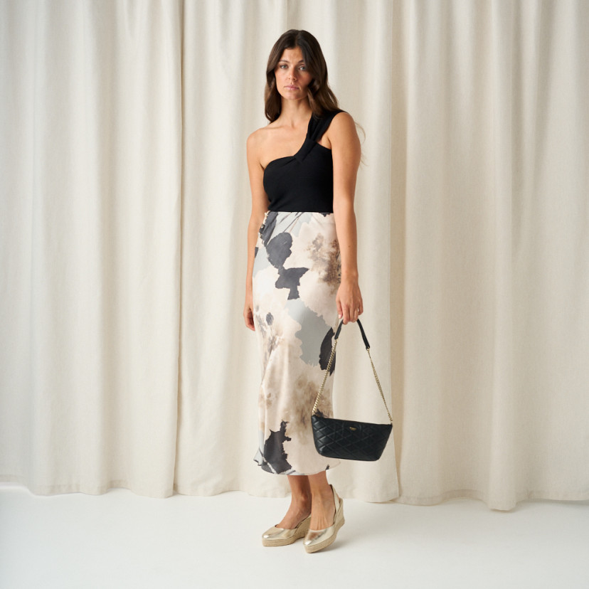 Platinum leather wedge espadrille with perspective view, full-body shot with handbag in hand - MONPIEL