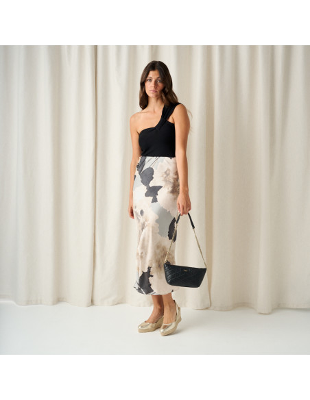 Platinum-colored leather wedge espadrille with a perspective view, wide shot, with a bag in hand - MONPIEL Platinum-colored leather wedge espadrille with a perspective view, wide shot, with a bag in hand - MONPIEL