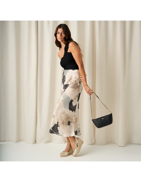 Platinum-colored leather wedge espadrille with a perspective view and a moving bag in hand - MONPIEL Platinum-colored leather wedge espadrille with a perspective view and a moving bag in hand - MONPIEL