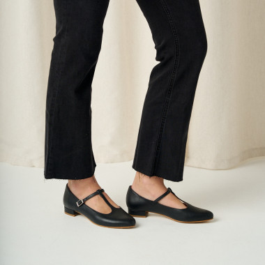 Marieta black leather women's Mary Janes, with overhead view and perspective view - MONPIEL 2