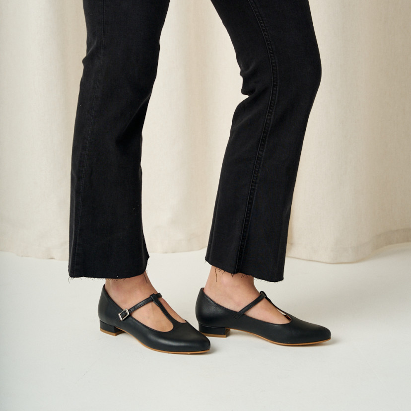 Mary Janes femininas Marieta em couro preto, foto média com vista em perspectiva e de perfil - MONPIEL