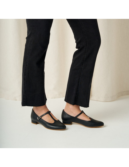 Mary Janes femininas Marieta em couro preto, foto média com vista em perspectiva e de perfil - MONPIEL