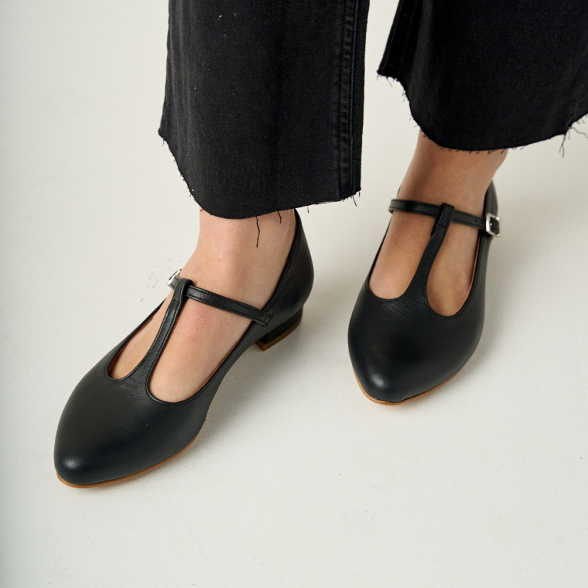Marieta black leather women's Mary Janes, with top view and perspective view - MONPIEL