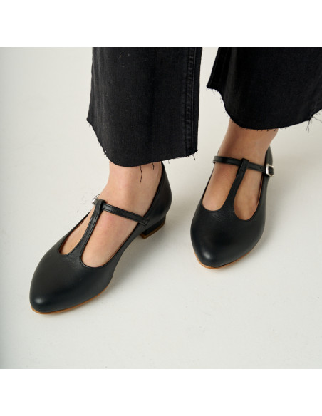 Marieta black leather women's Mary Janes, with top view and perspective view - MONPIEL Marieta black leather women's Mary Janes, with top view and perspective view - MONPIEL