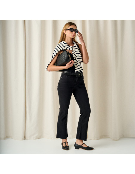 Mary Janes pour femmes Marieta en cuir noir, vue en pied du modèle tenant un sac en cuir noir - MONPIEL