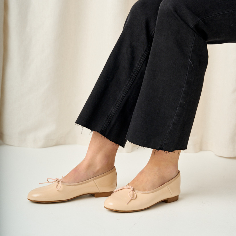 Bailarina de charol color nude con pala alta, vista de perfil con los pies apoyados en el suelo - MONPIEL