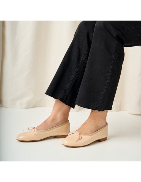 High-front nude patent leather ballerina shoe, profile view with feet placed on the floor - MONPIEL