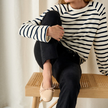 Spitzenschuh aus braunem Lackleder, hoher Rist, Perspektivansicht, Absatz auf Vasen ruhend - MONPIEL 2