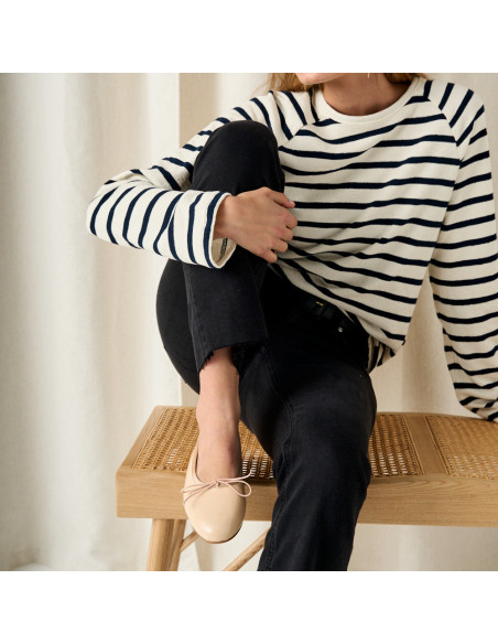 Ballerines hautes en cuir nude verni avec un pied sur le banc, genou plié - MONPIEL