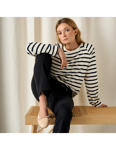 Bailarina pala alta de pele em nude verniz com o pé sobre o banco, joelho flexionado, plano geral modelo - MONPIEL