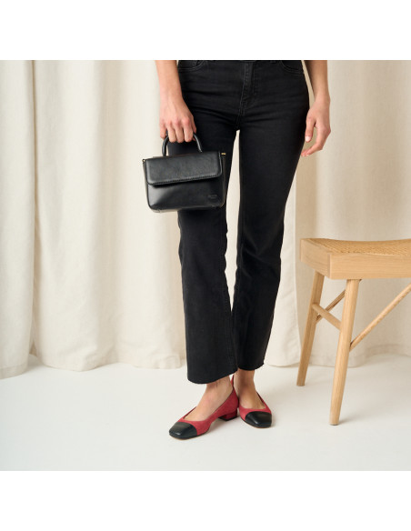 Sapato feminino com bico quadrado em camurça rosa com biqueira preta, com uma bolsa pequena na mão, plano médio - MONPIEL Sapato feminino com bico quadrado em camurça rosa com biqueira preta, com uma bolsa pequena na mão, plano médio - MONPIEL