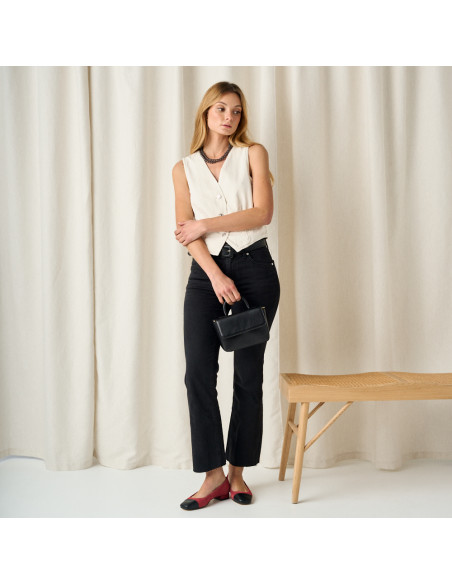Sapato feminino com bico quadrado em camurça rosa com biqueira preta, plano geral da modelo - MONPIEL Sapato feminino com bico quadrado em camurça rosa com biqueira preta, plano geral da modelo - MONPIEL