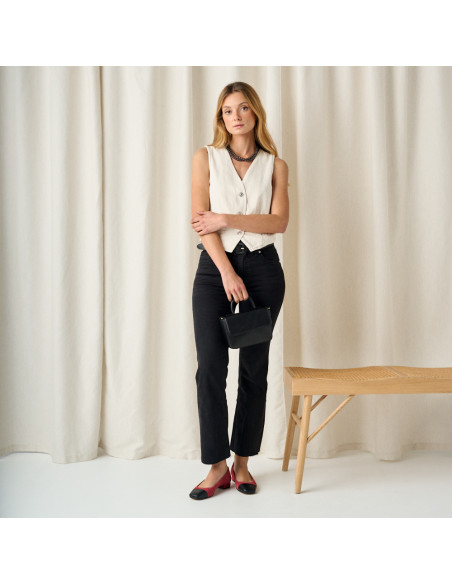 Square-toe women's shoe made of pink suede with black toe cap, frontal view, wide shot model - MONPIEL