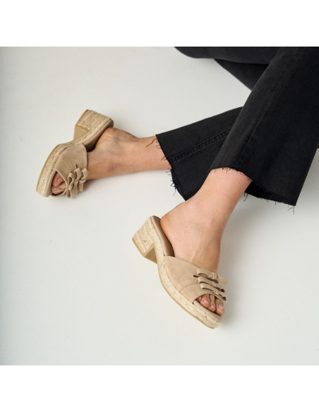 Espadrillas con tacco Brisa con fiocco in beige, vista laterale, gambe incrociate a terra - MONPIEL Espadrillas con tacco Brisa con fiocco in beige, vista laterale, gambe incrociate a terra - MONPIEL