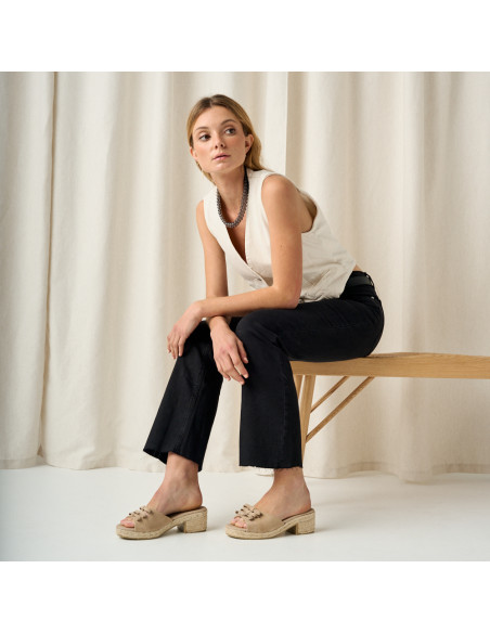 Espadrillas con tacco Brisa con fiocco in beige, vista prospettica in una ripresa generale della modella seduta sulla - MONPIEL Espadrillas con tacco Brisa con fiocco in beige, vista prospettica in una ripresa generale della modella seduta sulla - MONPIEL