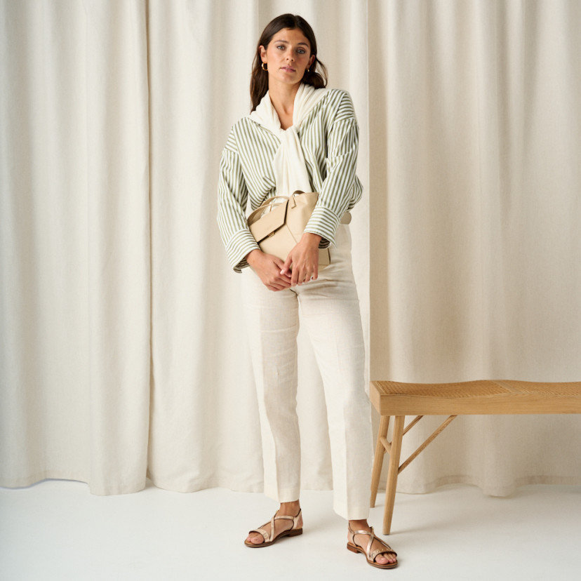 Women's leather tote bag Paris in beige, held with hands, full shot of the model - MONPIEL