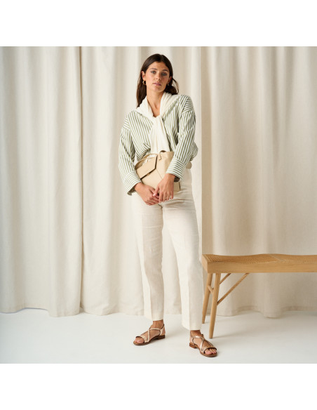 Bolso de piel mujer tote bag paris en color beige cogido con las manos, plano general de la modelo - MONPIEL