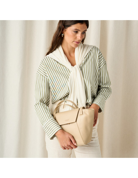 Bolso de piel mujer tote bag paris en color beige en la mano, vista en perspectiva, plano medio - MONPIEL