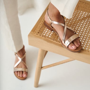 Sandale clouté croisé Bari en couleur cuir avec les pieds croisés en gros plan - MONPIEL 2