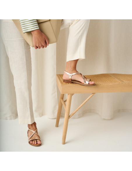 Studded crossed sandal Bari in platinum color, viewed from the front and side, foot resting on a bench - MONPIEL