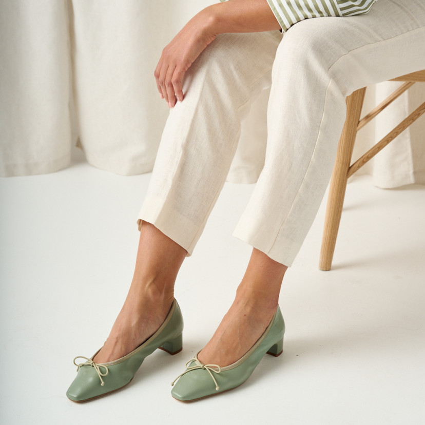 Manuela low heel bow flat slipper in mint green with perspective view in close-up - MONPIEL