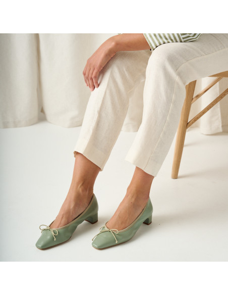 Manuela low heel bow flat slipper in mint green with perspective view in close-up - MONPIEL