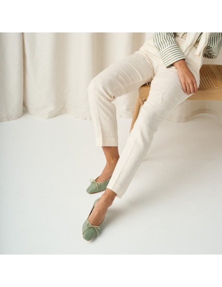 Ballerina taconcino con fiocco Manuela in verde menta, ripresa a metà altezza con pantaloni di lino bianchi - MONPIEL Ballerina taconcino con fiocco Manuela in verde menta, ripresa a metà altezza con pantaloni di lino bianchi - MONPIEL