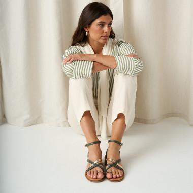 Sandale à bride platine et talon bas rhodium en noir, vue rapprochée - MONPIEL 2