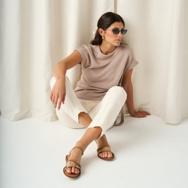 Amalfi buckle sandal in leather color, top view, close-up, crossed feet - MONPIEL 2