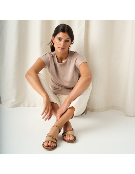 Amalfi buckle sandal in leather colour with front view, crossed feet with arms resting on legs - MONPIEL Amalfi buckle sandal in leather colour with front view, crossed feet with arms resting on legs - MONPIEL