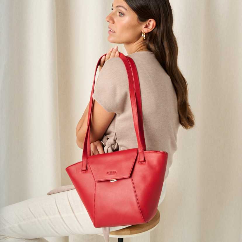 Bolsa tote bag Paris para mulher em couro vermelho, vista frontal da bolsa usada no ombro - MONPIEL