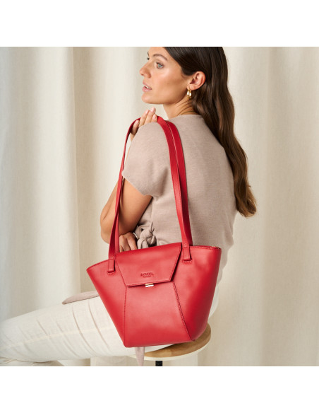 Paris tote bag for women in red leather, front view of the bag carried over the shoulder - MONPIEL Paris tote bag for women in red leather, front view of the bag carried over the shoulder - MONPIEL
