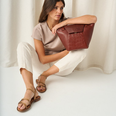 Paris tote bag for women in brown croc leather, front view, wide shot, resting on knee - MONPIEL 2