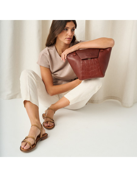 Sac tote bag Paris pour femme en cuir marron effet crocodile, vue de face, plan large, reposant sur le genou - MONPIEL