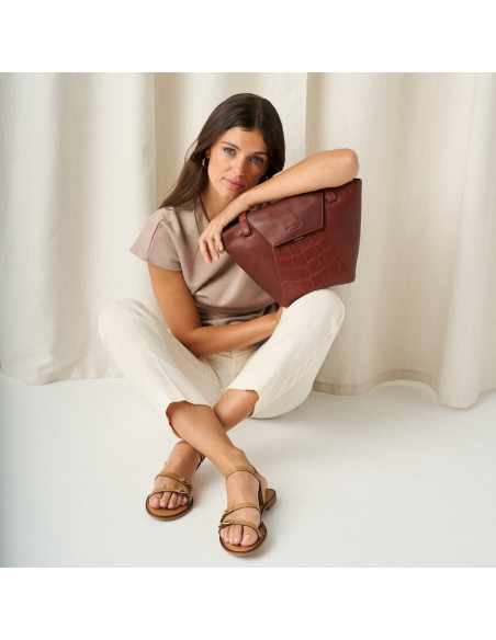 Bolso de piel mujer tote bag paris coco en color marrón con vista frontal, plano general, apoyado en rodilla - MONPIEL