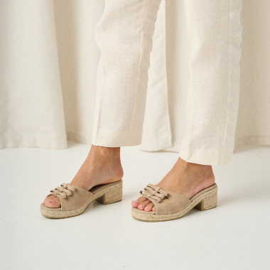 Brisa low heel espadrille with bow in beige with perspective view, feet together in medium shot - MONPIEL 2