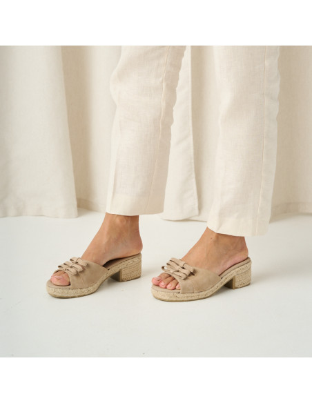 Espadrillas con zeppa e fiocco Brisa in beige, vista prospettica, piano medio - MONPIEL Espadrillas con zeppa e fiocco Brisa in beige, vista prospettica, piano medio - MONPIEL