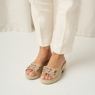 Brisa bow wedge espadrille in beige, perspective view, feet together mid shot - MONPIEL 2