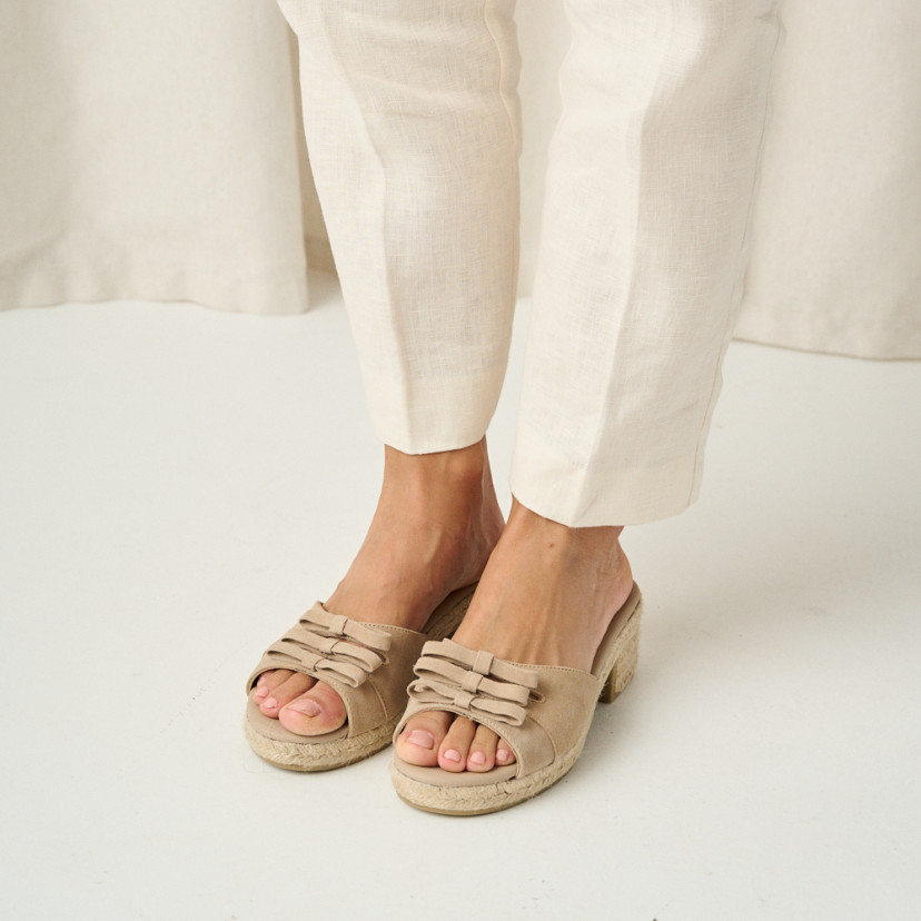 Brisa low heel espadrille with bow in beige with perspective view, feet together in medium shot - MONPIEL