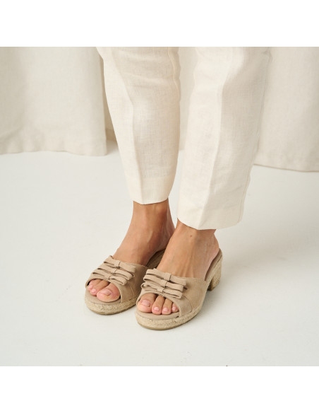 Brisa Keilabsatz-Espadrilles in Beige, perspektivische Ansicht, zusammenstehende Füße, Halbnahaufnahme - MONPIEL
