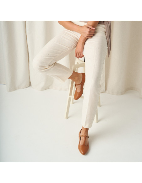 Merceditas Marieta de couro em cor couro, pé apoiado em banquinho e plano médio - MONPIEL