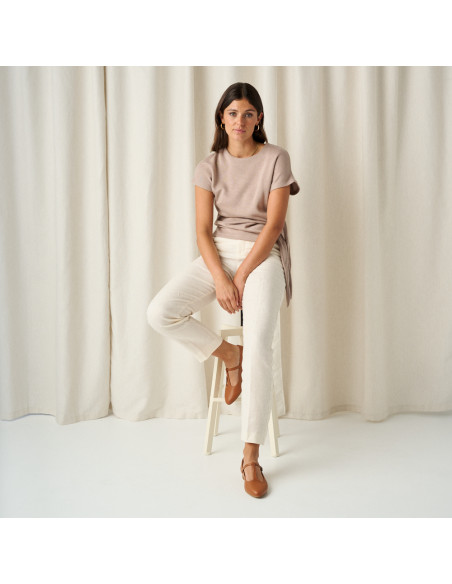 Merceditas Marieta in pelle color cuoio con il piede appoggiato su uno sgabello e inquadratura generale della modella - MONPIEL