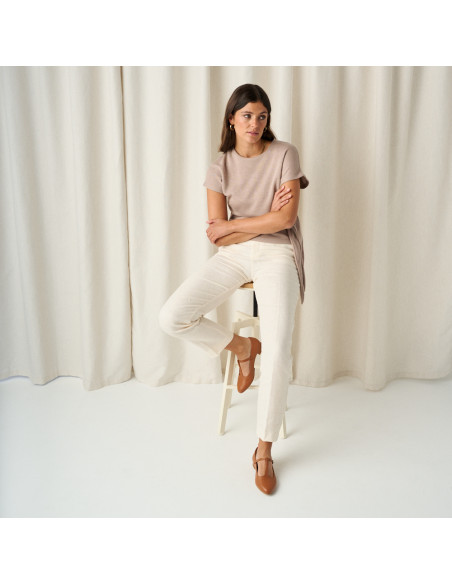 Merceditas Marieta in pelle color cuoio, piede appoggiato su uno sgabello e inquadratura generale - MONPIEL